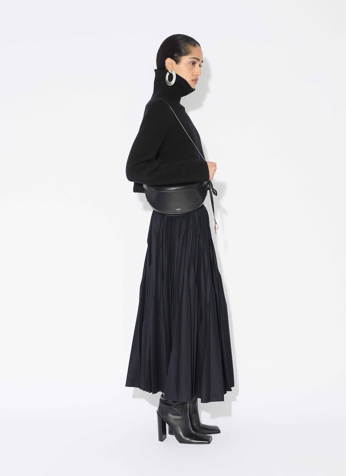 CASHMERE KNIT CROPPED JUMPER ALAÏA BLACK CASHMERE KNIT CROPPED JUMPER